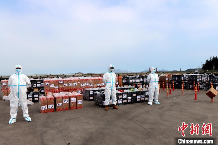 海警執(zhí)法員對涉案香煙進行清點?！≌闹莺＞止﹫D