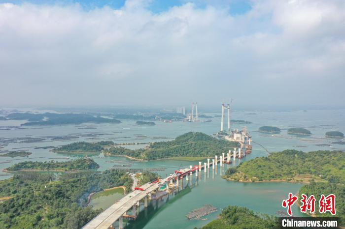 建設(shè)中的龍門大橋?！￡惞谘?攝