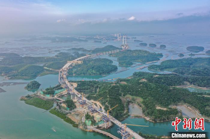 建設(shè)中的龍門大橋?！￡惞谘?攝
