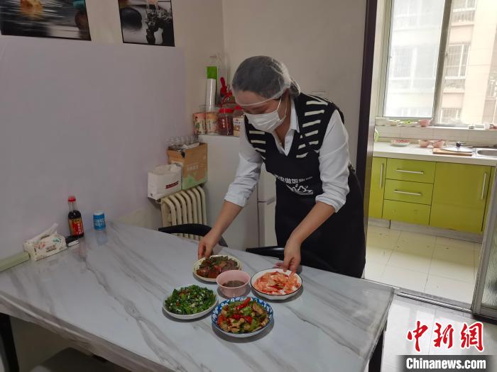 圖為李瑞英為顧客做好的午餐。　楊英琦 攝
