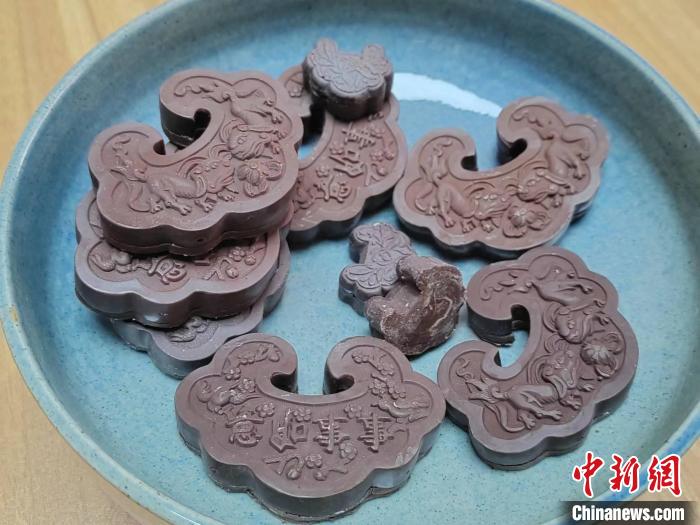 圖為銀鎖系列文創(chuàng)巧克力?！「哂昵?攝