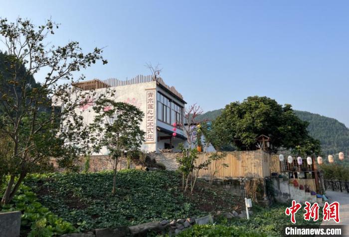 圖為藝術(shù)農(nóng)莊搬進大周鎮(zhèn)五土村?！堁?攝