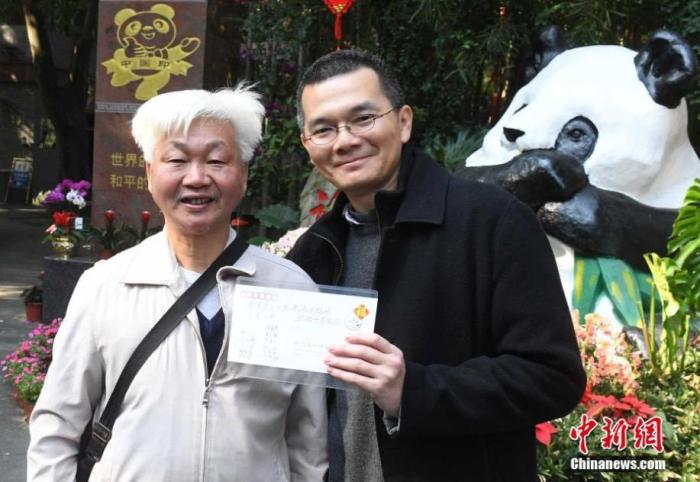 臺灣大學(xué)獸醫(yī)專業(yè)學(xué)院教授周崇熙(右)與福州市熊貓保護協(xié)會常務(wù)理事李智啟(左)交流熱絡(luò)。劉可耕 攝