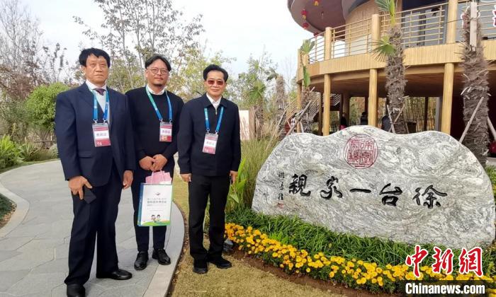 徐州市臺辦主任朱曉清陪同臺商游覽臺灣園?！⊥鯒?攝