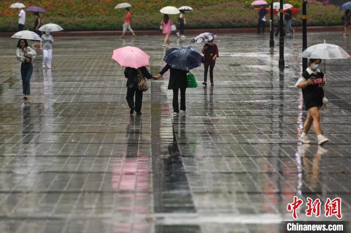 資料圖：市民冒雨出行?！『闻罾?攝