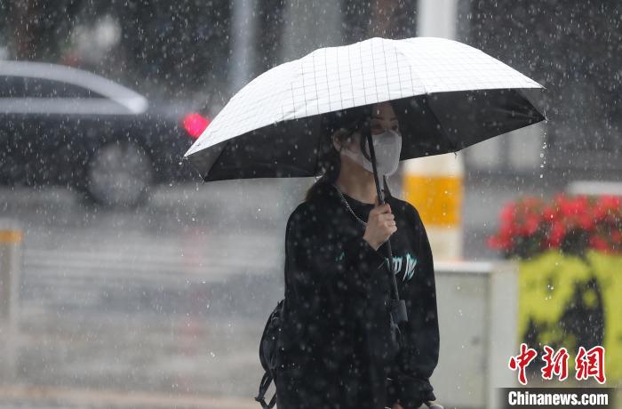 資料圖：市民在下雨天出行。　 于海洋 　攝