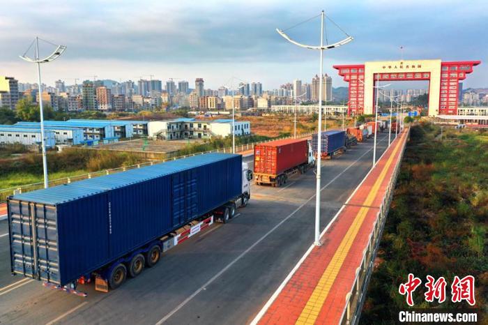 物流貨車在廣西東興二橋上排隊進關?！≈苘?攝