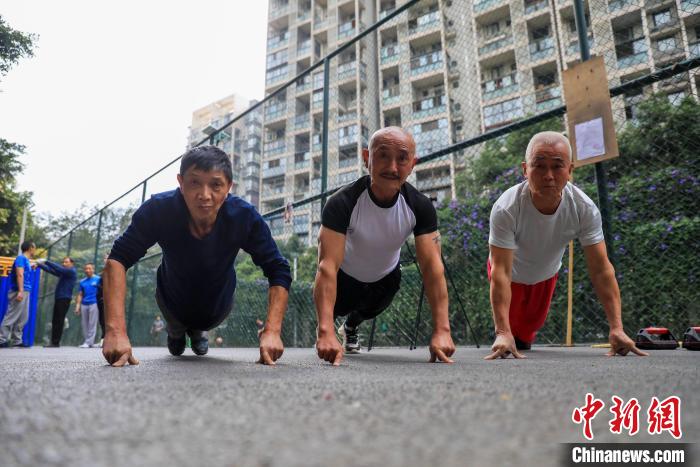 大爺們一起切磋。　王磊 　攝
