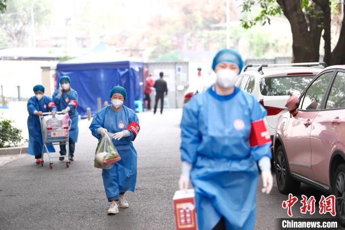資料圖：工作人員正在為轄區(qū)居民配送生活物資?！」?攝