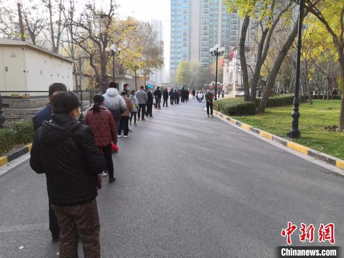 資料圖：市民排隊做核酸。 李新鎖 攝