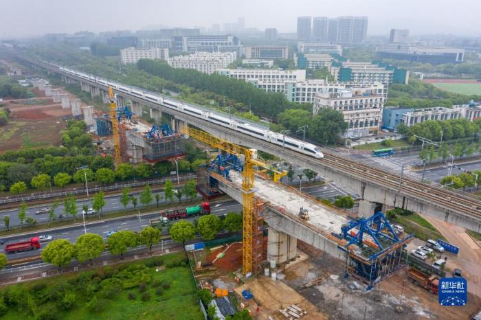 中鐵四局四公司的工程人員在江蘇南沿江城際鐵路站前Ⅰ標工程跨天元東路連續(xù)梁施工點施工作業(yè)(2021年4月27日攝，無人機照片)。新華社記者 李博 攝