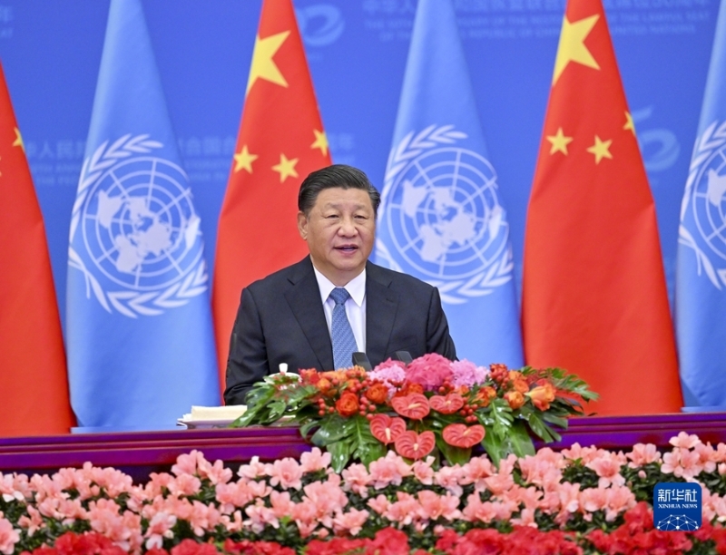 2021年10月25日，國(guó)家主席習(xí)近平在北京出席中華人民共和國(guó)恢復(fù)聯(lián)合國(guó)合法席位50周年紀(jì)念會(huì)議并發(fā)表重要講話。新華社記者 李學(xué)仁 攝