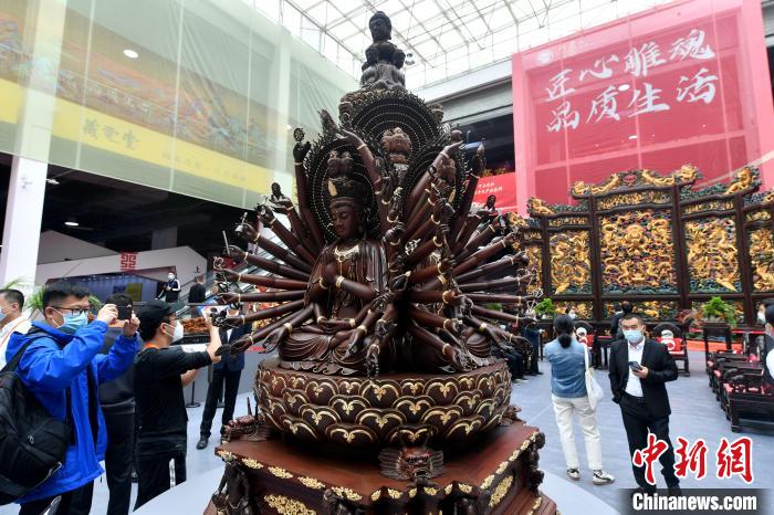 第十六屆中國(guó)(莆田)海峽工藝品博覽會(huì)上，248件來自92個(gè)國(guó)家的藝術(shù)家和青年學(xué)生作品共展?！蚊?攝