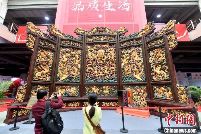 金碧輝煌的木雕作品?！蚊?攝