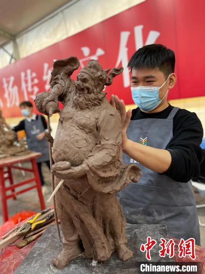 第八屆中國(guó)泥塑造像技藝大賽比賽現(xiàn)場(chǎng)?！蚊?攝