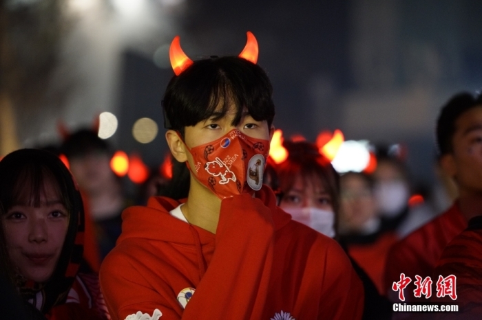 當(dāng)?shù)貢r間11月24日晚，大批球迷聚集在首爾光化門廣場，為韓國隊(duì)加油助威。當(dāng)日，卡塔爾世界杯小組賽H組迎來首輪比賽，韓國隊(duì)迎戰(zhàn)南美勁旅烏拉圭隊(duì)。 <a target='_blank' href='/'>中新社</a>記者 劉旭 攝