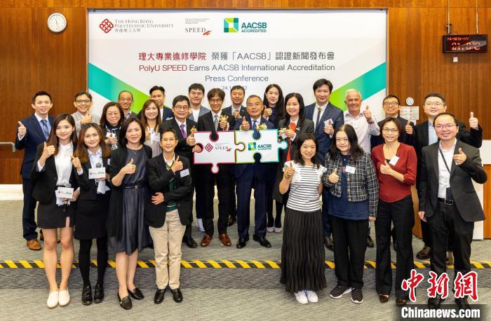 新聞發(fā)布會現(xiàn)場?！±砉ご髮W專業(yè)進修學院 攝