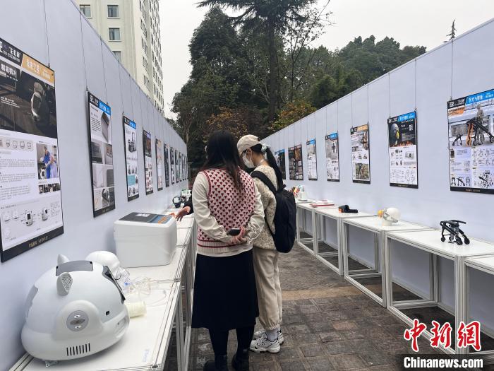 2022“彩虹杯”天府·寶島工業(yè)設(shè)計大賽頒獎典禮暨工業(yè)設(shè)計精品展啟動儀式現(xiàn)場?！⊥趵?攝