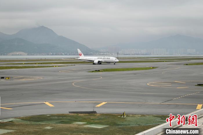 客機降落機場第三條跑道后滑行?！±钪救A 攝