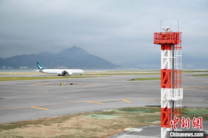 客機降落機場第三條跑道后滑行。　李志華 攝
