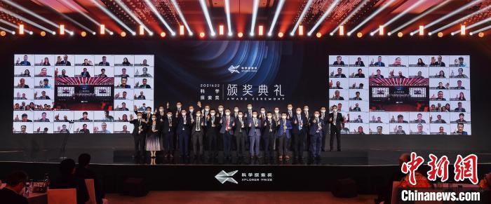 參加頒獎(jiǎng)典禮的嘉賓線(xiàn)上線(xiàn)下大合影?！◎v訊 供圖