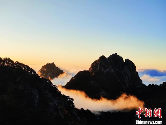 云霧在霞光的照耀下，宛如鑲嵌了金邊 徐高云 攝