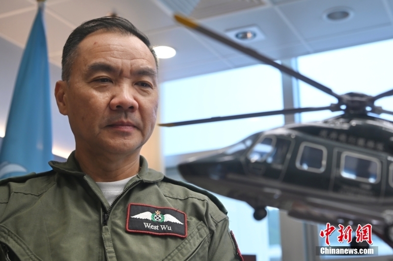 香港特區(qū)政府飛行服務(wù)隊總監(jiān)機(jī)長胡偉雄近日接受<a target='_blank' href='/'>中新社</a>專訪。與所有沖上云霄的飛機(jī)師一樣，胡偉雄熱愛且享受飛行。 <a target='_blank' href='/'>中新社</a>記者 李志華 攝