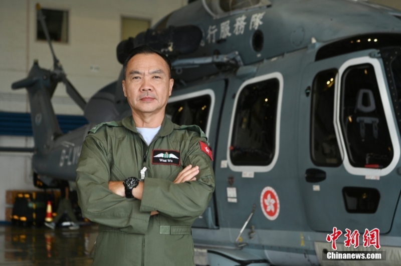 香港特區(qū)政府飛行服務(wù)隊總監(jiān)機(jī)長胡偉雄近日接受<a target='_blank' href='/'>中新社</a>專訪，胡偉雄認(rèn)為，飛行服務(wù)隊與其他紀(jì)律部隊不同之處在于，是由一個很小的團(tuán)隊在存在眾多變數(shù)和未知的環(huán)境中執(zhí)行任務(wù)。 <a target='_blank' href='/'>中新社</a>記者 李志華 攝