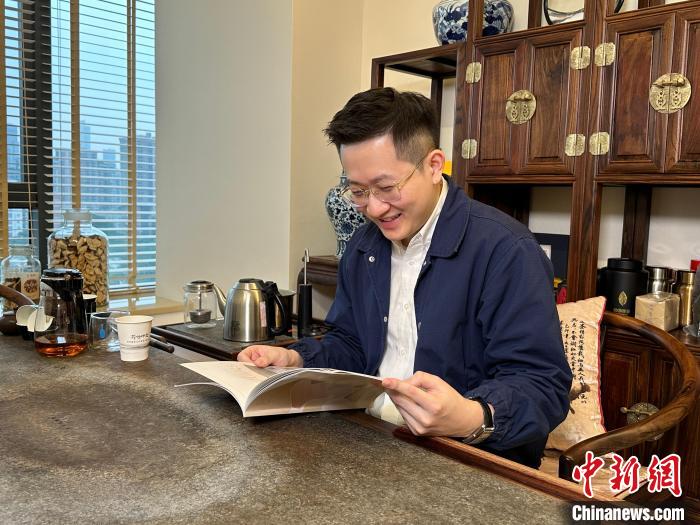 陳嘉瑞向記者講述“薪傳時(shí)光”創(chuàng)辦至今取得的成績(jī)?！》絺ケ?攝