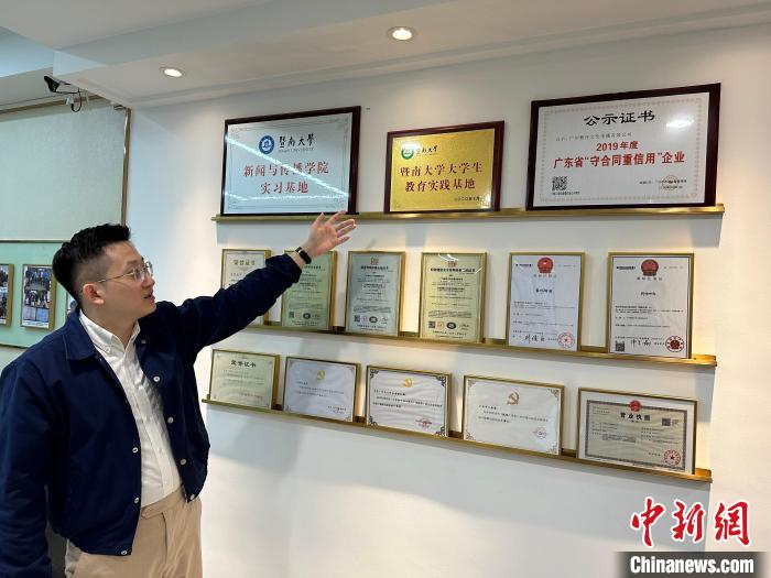 陳嘉瑞向記者介紹“薪傳時(shí)光”是暨南大學(xué)大學(xué)生教育實(shí)踐基地。　方偉彬 攝