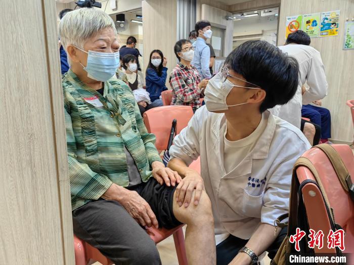 香港浸會大學(xué)中醫(yī)師生進社區(qū)為老年人免費診療
