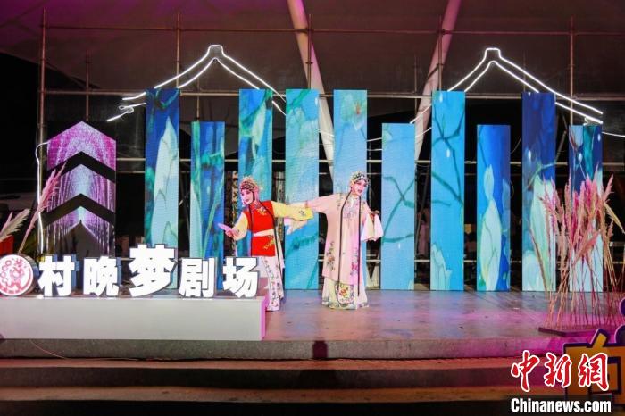 音樂露營節(jié)上的昆曲表演?！∷觳麄鞑抗﹫D