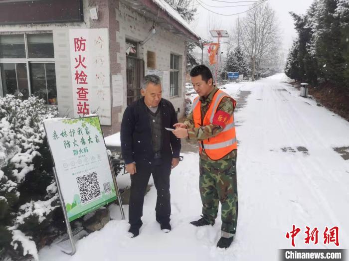 資料圖：護(hù)林員對(duì)防火檢查站進(jìn)行督查?！√┌彩形麄鞑抗﹫D