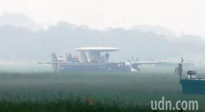 臺空軍一架E-2K空中預(yù)警機(jī)25日上午傳出在空軍屏東基地迫降，目前疑似因起落架故障，以機(jī)腹迫降著地，飛機(jī)在屏北機(jī)場沖出跑道，現(xiàn)場可見人員在進(jìn)行搶救作業(yè)，目前得知機(jī)上人員均安全。圖片來源：臺灣聯(lián)合新聞網(wǎng) 記者劉學(xué)圣 攝。