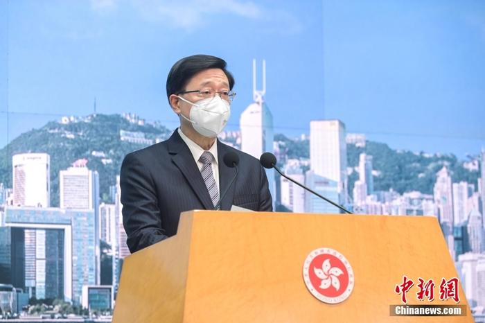 11月28日，香港特區(qū)行政長官李家超會(huì)見傳媒時(shí)表示，將在向中央政府提交的報(bào)告中，提及黎智英涉及國家安全案中，獲準(zhǔn)聘用英國御用大律師，并建議提請全國人大常委會(huì)，根據(jù)《香港國安法》第65條作出解釋，厘清沒有香港全面執(zhí)業(yè)資格的律師或大律師，可否以任何形式參與處理危害國安案件的工作。　 <a target='_blank' href='/'>中新社</a>記者 陳永諾 攝