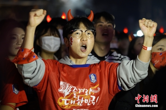 當?shù)貢r間11月24日晚，大批球迷聚集在首爾光化門廣場，為韓國隊加油助威。當日，卡塔爾世界杯小組賽H組迎來首輪比賽，韓國隊迎戰(zhàn)南美勁旅烏拉圭隊。 <a target='_blank' href='/'>中新社</a>記者 劉旭 攝