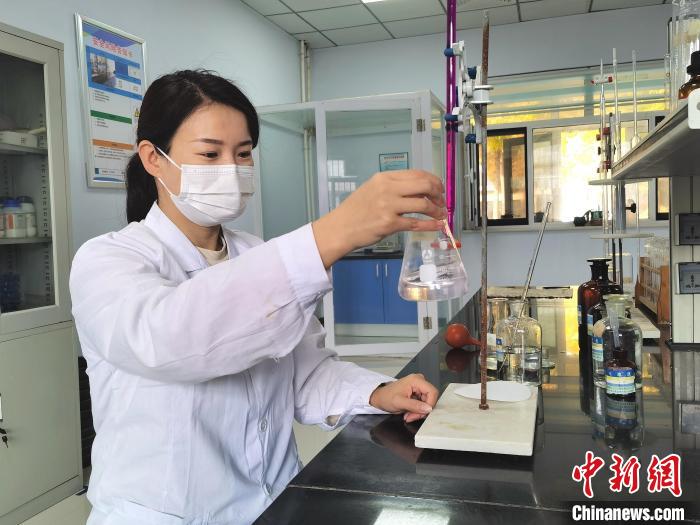 河北省邢臺市任澤區(qū)供水公司工作人員對出廠水質(zhì)進行采樣檢測，確保群眾用水安全?！⒃浦?攝