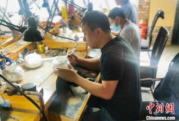 圖為任丘市出岸鎮(zhèn)“陳品金工工作室”內(nèi)，陳磊正在創(chuàng)作作品?！垖W(xué)磊 攝