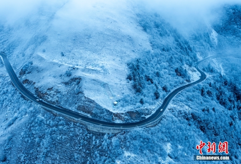 霧凇現(xiàn)身！四川臥龍自然保護(hù)區(qū)銀裝素裹