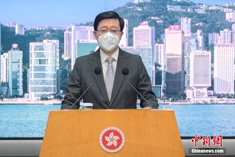 11月29日，香港特區(qū)行政長(zhǎng)官李家超出席行政會(huì)議前會(huì)見傳媒時(shí)表示，已向中央政府提交報(bào)告，并提請(qǐng)全國(guó)人大常委會(huì)解釋《香港國(guó)安法》條文，律政司將向法庭提出申請(qǐng)，押后有關(guān)黎智英涉及違反國(guó)安法的案件?！?<a target='_blank' href='/'>中新社</a>記者 陳永諾 攝