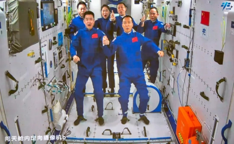 神舟十五號(hào)航天員順利進(jìn)駐中國(guó)空間站，兩個(gè)航天員乘組首次實(shí)現(xiàn)“太空會(huì)師”。（圖源：中國(guó)載人航天官網(wǎng)）