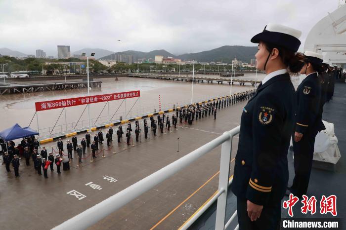 11月29日上午，“和平方舟”號(hào)醫(yī)院船抵達(dá)舟山某軍港?！∑押Ｑ?攝