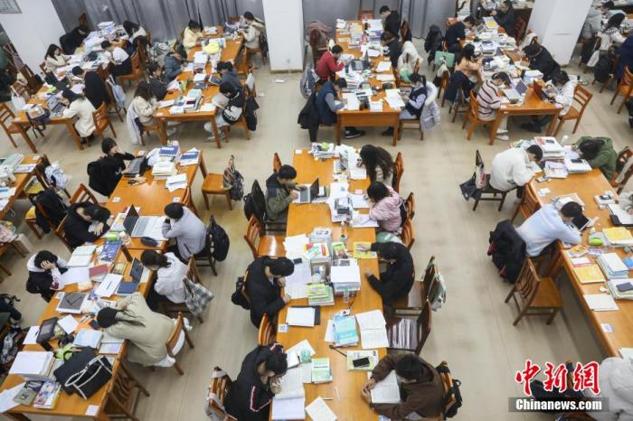 資料圖：學(xué)生在南昌大學(xué)圖書館的自習(xí)室備考2022考研。劉力鑫 攝