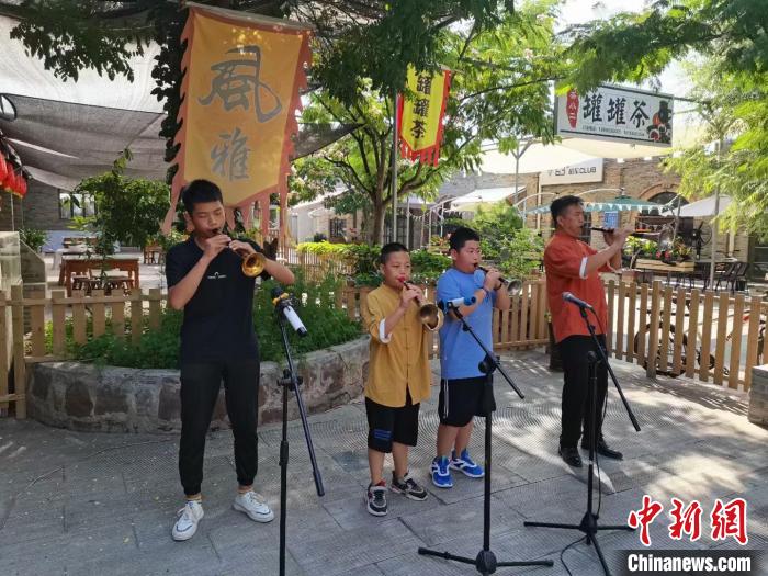 圖為翟立鵬(右一)與年輕的徒弟們演奏嗩吶，最小的一位年僅9歲。(資料圖) 甘肅省非遺保護(hù)中心供圖