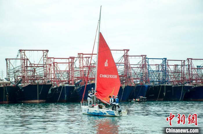 圖為船隊(duì)在北海南澫漁港起航?！〉岳顝?qiáng) 攝