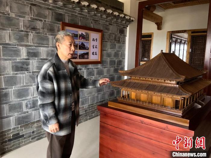 圖為葉偉平向前來參觀的民眾介紹傳統(tǒng)建筑的歷史及特點(diǎn)。　劉玉潔 攝