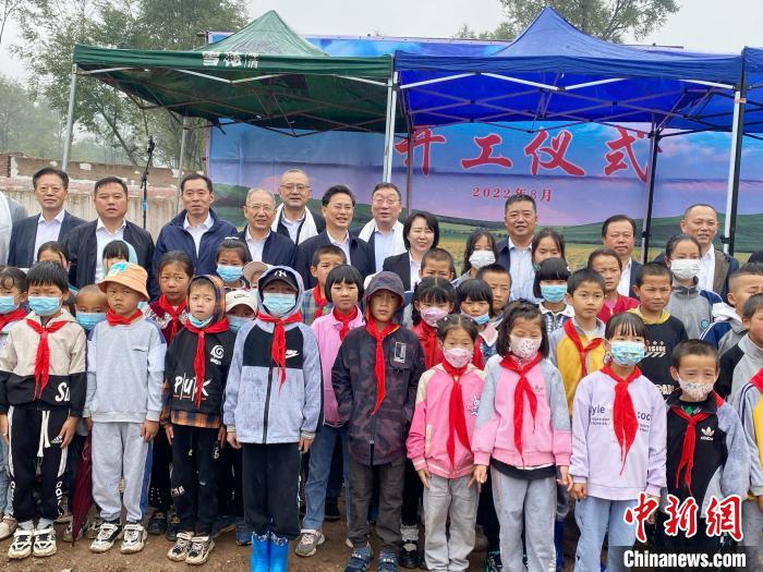 圖為錫山區(qū)教育專家和青?；W(xué)生合影。(資料圖) 李玉峰 供圖