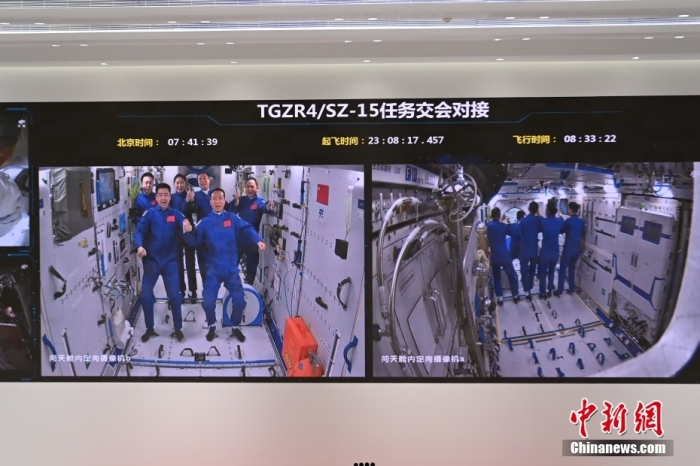 據(jù)中國(guó)載人航天工程辦公室消息，在載人飛船與空間站組合體成功實(shí)現(xiàn)自主快速交會(huì)對(duì)接后，神舟十五號(hào)航天員乘組從飛船返回艙進(jìn)入軌道艙。完成各項(xiàng)準(zhǔn)備后，北京時(shí)間2022年11月30日7時(shí)33分，翹盼已久的神舟十四號(hào)航天員乘組順利打開“家門”，熱情歡迎遠(yuǎn)道而來(lái)的親人入駐“天宮”。隨后，“勝利會(huì)師”的兩個(gè)航天員乘組，一起在中國(guó)人自己的“太空家園”里留下了一張足以載入史冊(cè)的太空合影。
后續(xù)，兩個(gè)航天員乘組將在空間站進(jìn)行首次在軌輪換。期間，6名航天員將共同在空間站工作生活約5天時(shí)間，完成各項(xiàng)既定任務(wù)和交接工作。汪江波 攝