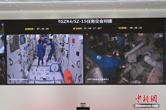 據(jù)中國(guó)載人航天工程辦公室消息，在載人飛船與空間站組合體成功實(shí)現(xiàn)自主快速交會(huì)對(duì)接后，神舟十五號(hào)航天員乘組從飛船返回艙進(jìn)入軌道艙。完成各項(xiàng)準(zhǔn)備后，北京時(shí)間2022年11月30日7時(shí)33分，翹盼已久的神舟十四號(hào)航天員乘組順利打開“家門”，熱情歡迎遠(yuǎn)道而來(lái)的親人入駐“天宮”。隨后，“勝利會(huì)師”的兩個(gè)航天員乘組，一起在中國(guó)人自己的“太空家園”里留下了一張足以載入史冊(cè)的太空合影。
后續(xù)，兩個(gè)航天員乘組將在空間站進(jìn)行首次在軌輪換。期間，6名航天員將共同在空間站工作生活約5天時(shí)間，完成各項(xiàng)既定任務(wù)和交接工作。汪江波 攝