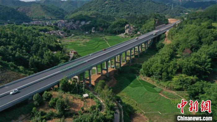 圖為精頭嶺高架大橋 ?！￡懡?攝